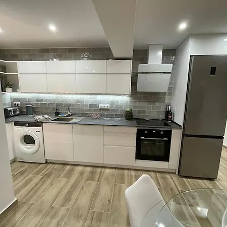 Waterfront 3 Bed Apartment, 90m From The Apartamento Platja de Larenal