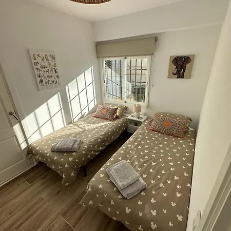 Waterfront 3 Bed Apartment, 90m From The Platja de Larenal