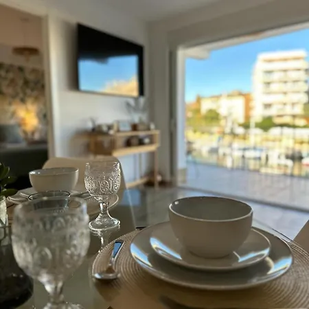 Waterfront 3 Bed Apartment, 90m From The *
