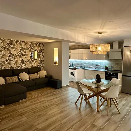 Waterfront 3 Bed Apartment, 90m From The Platja de Larenal