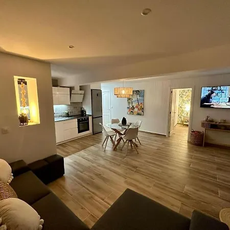 Waterfront 3 Bed Apartment, 90m From The *