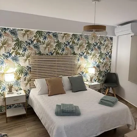 Waterfront 3 Bed Apartment, 90m From The Platja de Larenal
