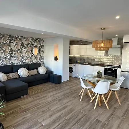 Waterfront 3 Bed Apartment, 90m From The Platja de Larenal