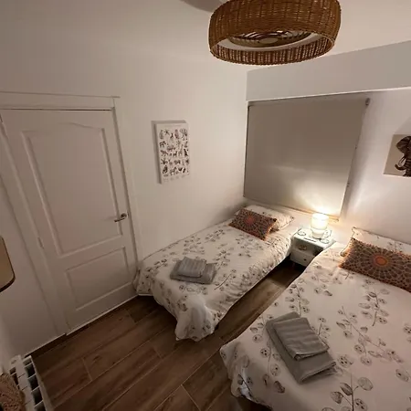 Waterfront 3 Bed Apartment, 90m From The Platja de Larenal