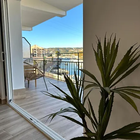 Waterfront 3 Bed Apartment, 90m From The Apartment