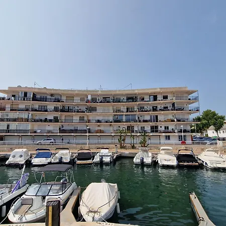 Apartment Waterfront 3 Bed Apartment, 90m From The *