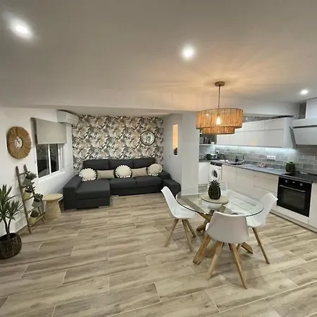 Waterfront 3 Bed Apartment, 90m From The *