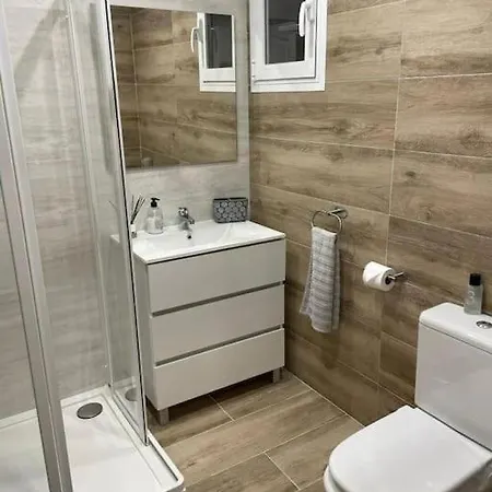 Waterfront 3 Bed Apartment, 90m From The *
